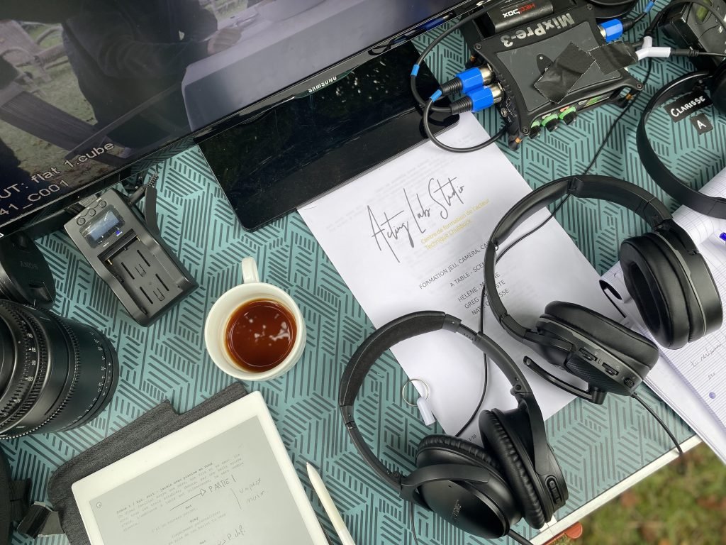 bureau de tournage Acting Lab studio avec outils techniques et casques audio